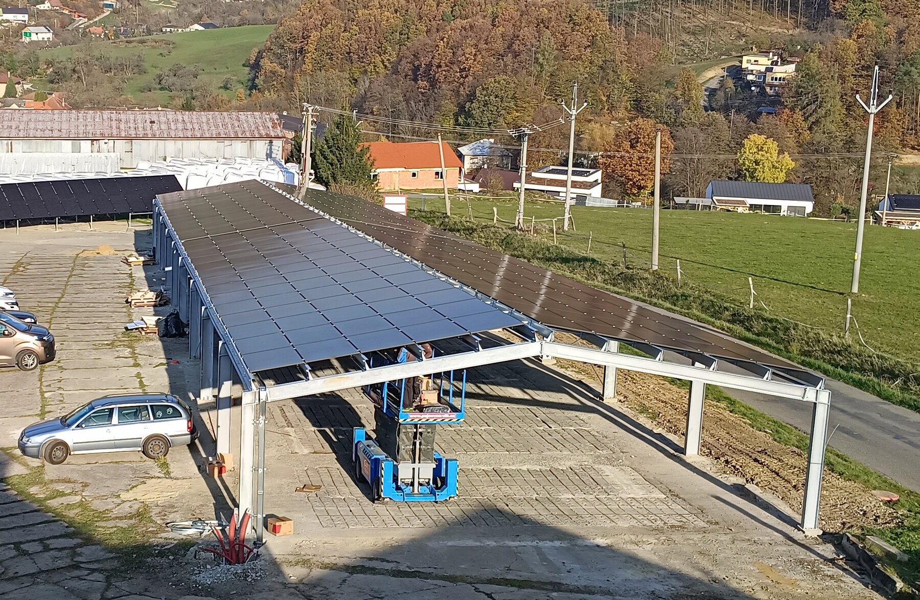 Řada parkovacích stání pod fotovoltaickým carportem v Březnici